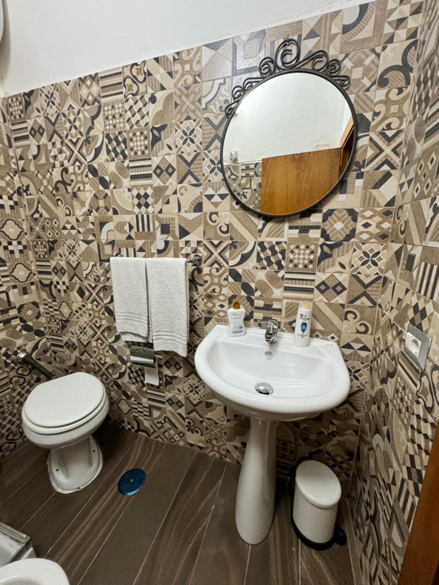 Room Station Giulia Napoli Bagian luar foto