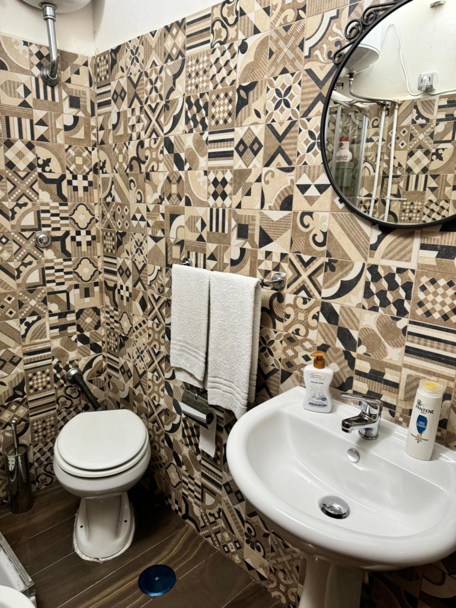 Room Station Giulia Napoli Bagian luar foto